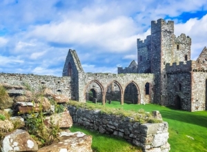 HURTIGRUTEN 11-peel_isle-of-man_saint-patrick-cathedral-inside-peel-castleshutterstock_2500x1250