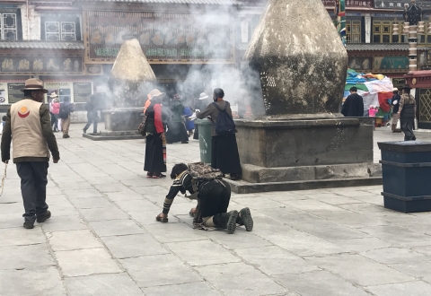 25 - Tibetan praying