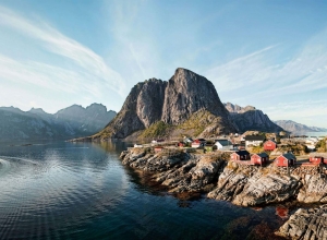 Hutigruten - reine_lofotencaterina-bernardi_2500x1250