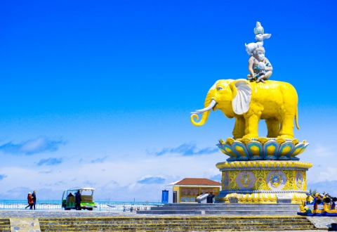 Qinghai Lake 13 Statue