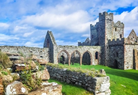HURTIGRUTEN 11-peel_isle-of-man_saint-patrick-cathedral-inside-peel-castleshutterstock_2500x1250