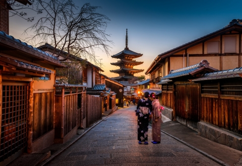 photo-1493976040374-85c8e12f0c0e