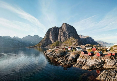 Hutigruten - reine_lofotencaterina-bernardi_2500x1250